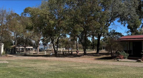 Mansfield Lakeside Holiday Park – Your Lakeside Escape in Victoria’s High Country