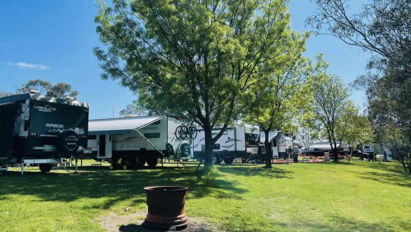 Lake Charlegrark Caravan Park - Yabbying & Waterside Camping