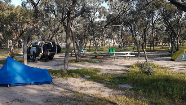 Western Beach Camping, Free Lakeside Camp at Lake Hindmarsh Near Rainbow
